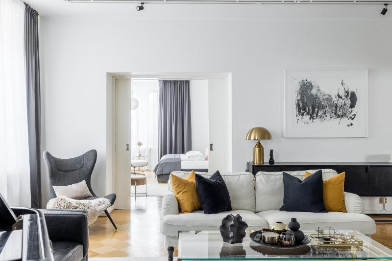 Historic Elegant Apartment - image 15