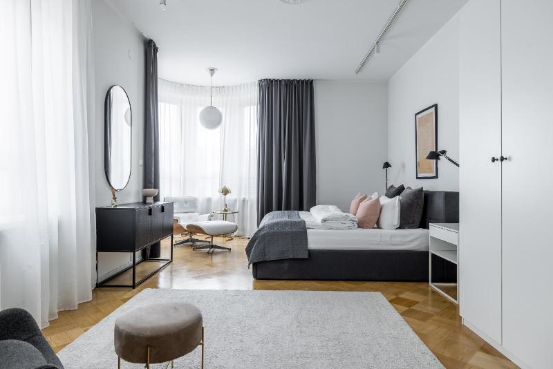 Historic Elegant Apartment - image 8