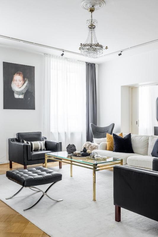 Historic Elegant Apartment - image 14