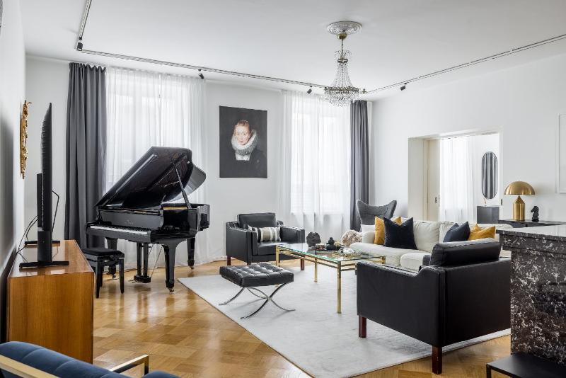 Historic Elegant Apartment - image 4