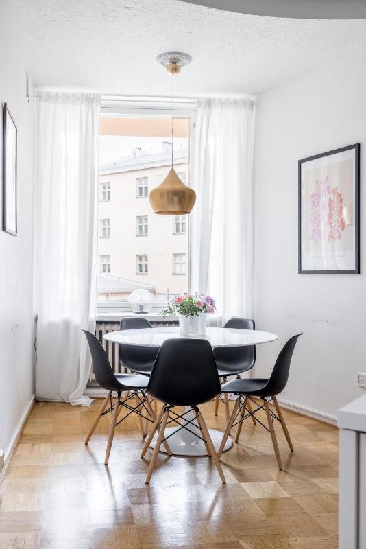 Historic Elegant Apartment - image 16