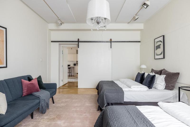 Historic Elegant Apartment - image 7