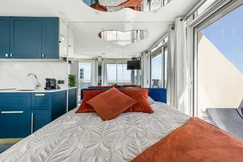 Elixir Heliopolis Seafront Apartment with Large Panoramic Terrace - image 11
