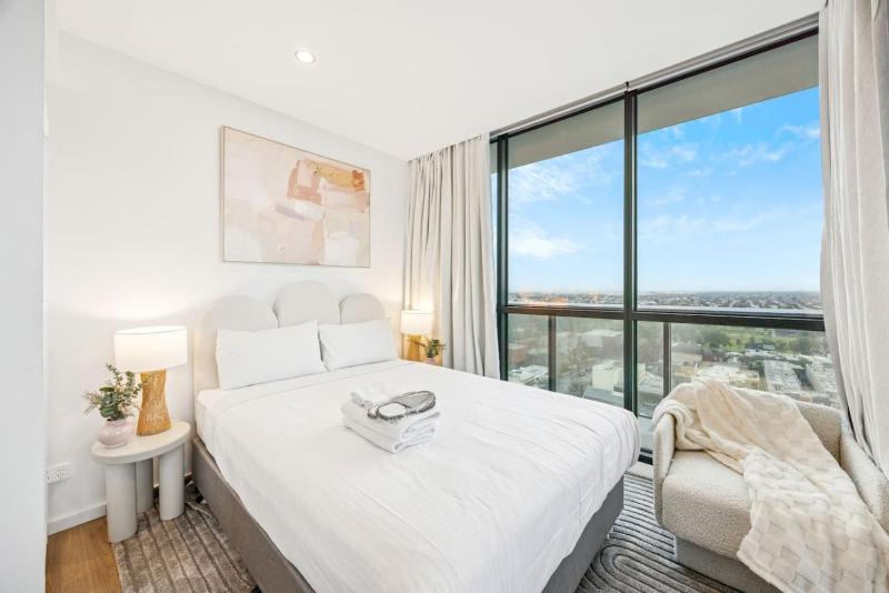 West Franklin Luxury 3BR Apartment - Pool & Gym & Parking - image 11