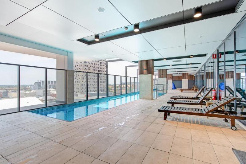 West Franklin Luxury 3BR Apartment - Pool & Gym & Parking - image 15
