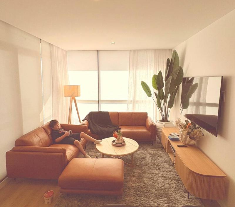 West Franklin Luxury 3BR Apartment - Pool & Gym & Parking - image 2