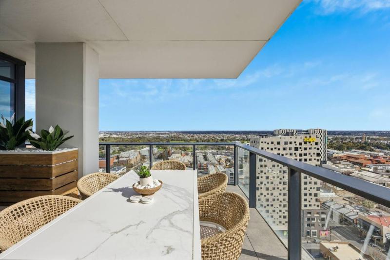 West Franklin Luxury 3BR Apartment - Pool & Gym & Parking - image 16