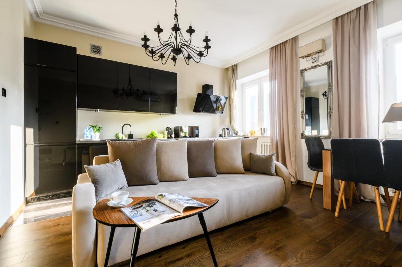 Deluxe One-Bedroom Apartment image 3