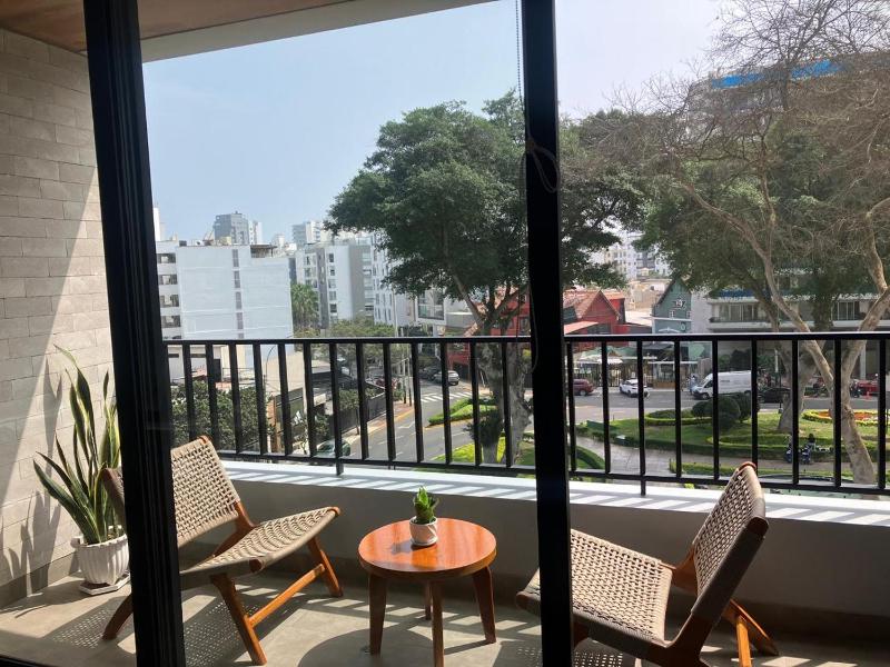 Modern Miraflores 2BR Flat Park View Balcony King Bed - image 13
