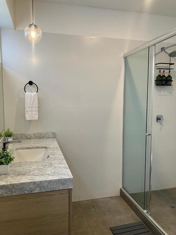 Modern Miraflores 2BR Flat Park View Balcony King Bed - image 16