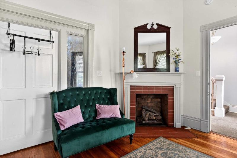 Spacious Historic House Near Louisville Sites - image 19