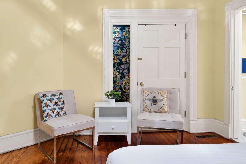 Spacious Historic House Near Louisville Sites - image 10
