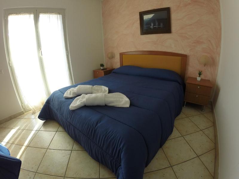 Standard Triple Room with Sea View image 2