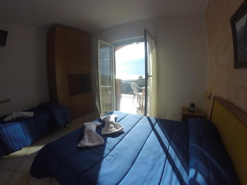 Standard Triple Room with Sea View image 4