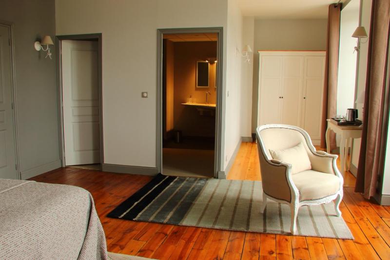 Double Room with Balcony image 4