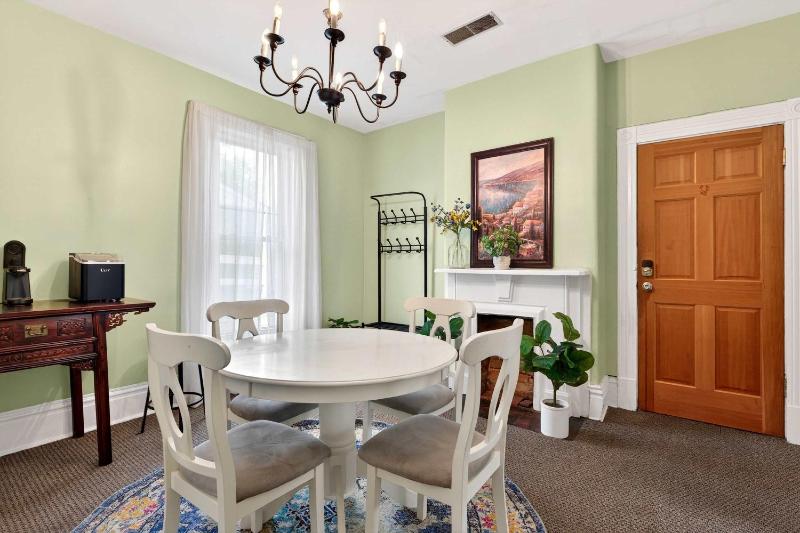 Charming Apartment in bustling Clifton & Crescent Hill - image 31
