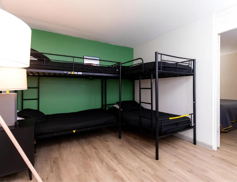 Modern Motel - image 10