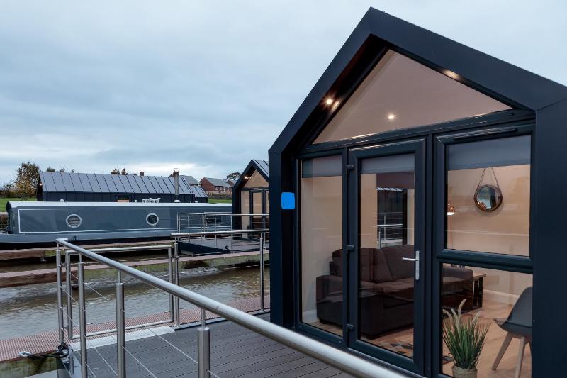 Tattenhall Marina Floating Pods - image 20
