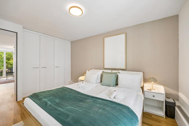 Central Elegant & Modern Apartment - image 8