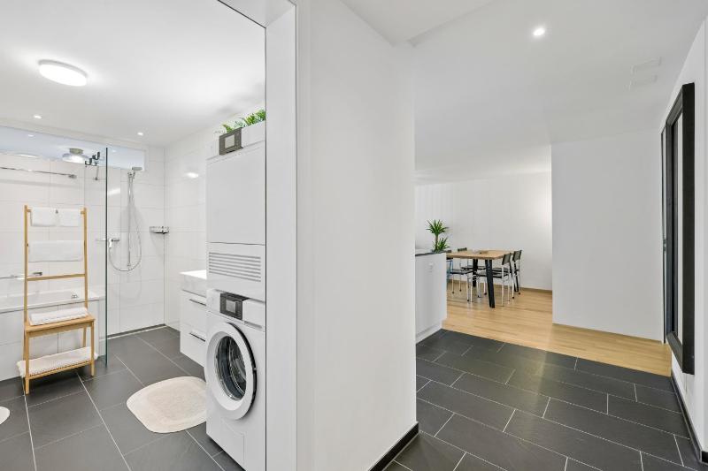 Central Elegant & Modern Apartment - image 12