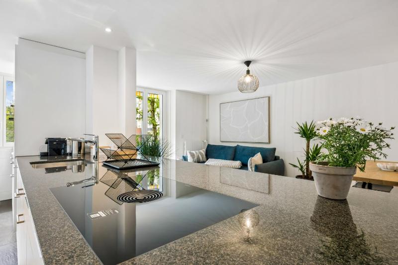 Central Elegant & Modern Apartment - image 16