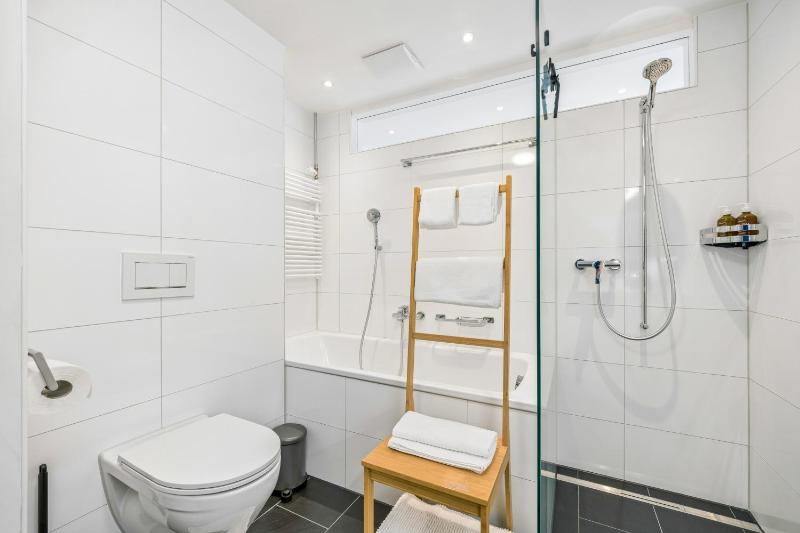 Central Elegant & Modern Apartment - image 7