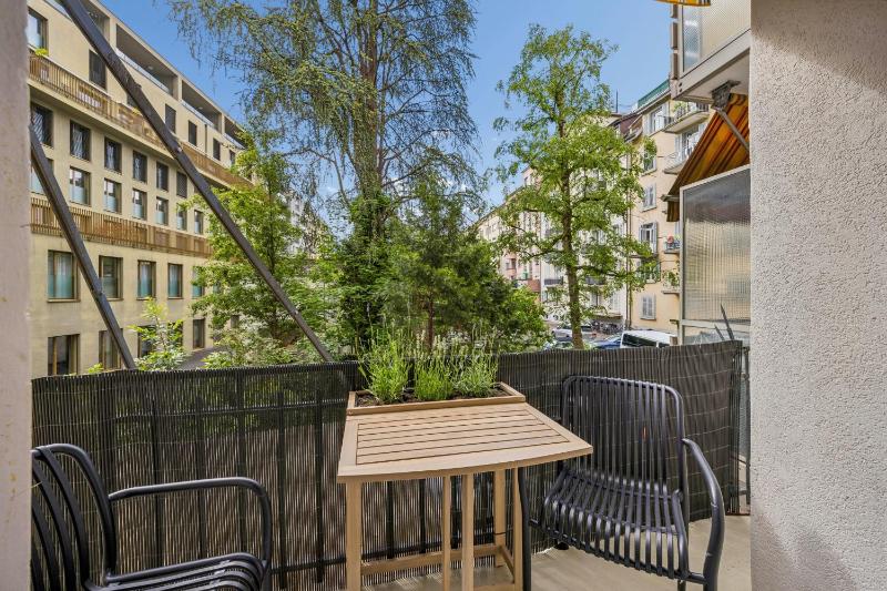 Central Elegant & Modern Apartment - image 2