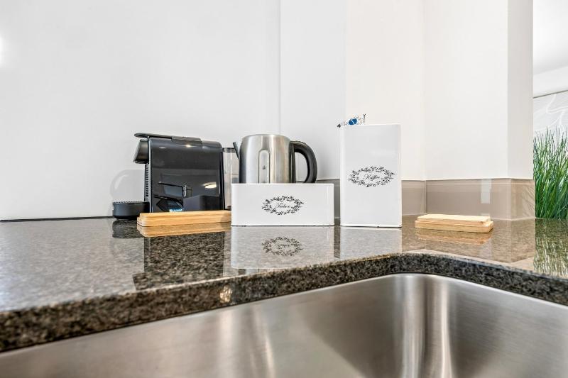 Central Elegant & Modern Apartment - image 13