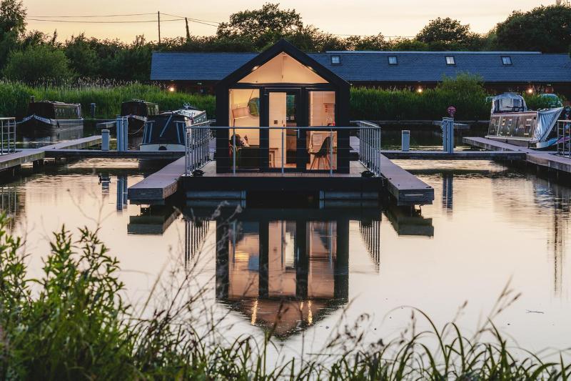 Tattenhall Marina Floating Pods - image 21