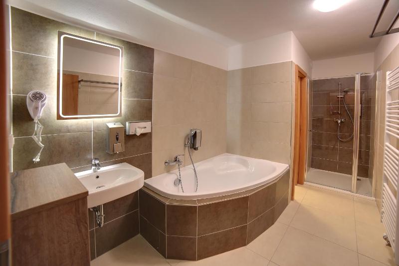 Deluxe Room image 3