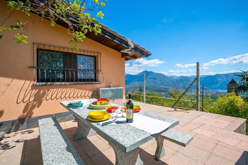 Petit Cadeau with Terrace and Private Garden - Happy Rentals - image 13