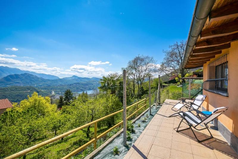 Petit Cadeau with Terrace and Private Garden - Happy Rentals - image 16