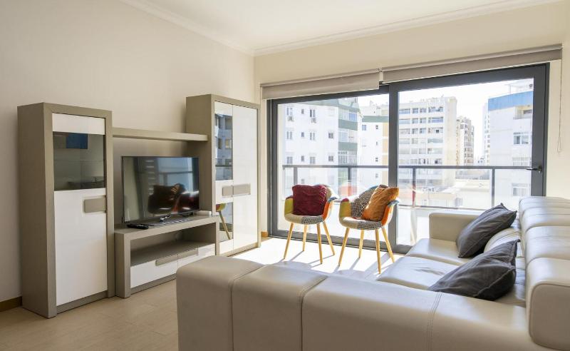 B16 - Sunbeam Apartment in Praia da Rocha - image 12