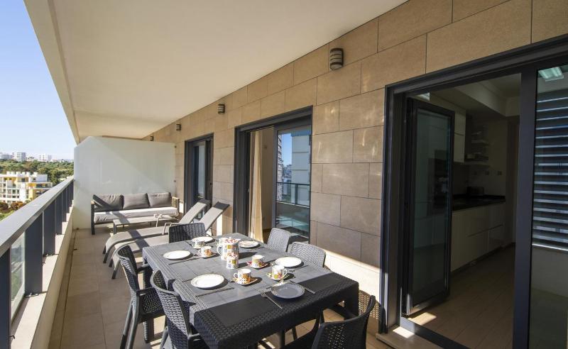 B16 - Sunbeam Apartment in Praia da Rocha - image 19