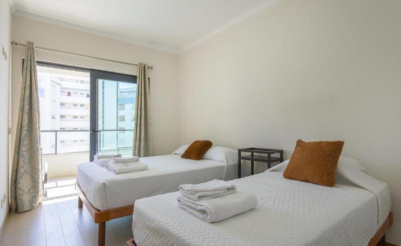 B16 - Sunbeam Apartment in Praia da Rocha - image 27