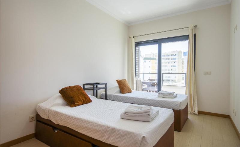 B16 - Sunbeam Apartment in Praia da Rocha - image 16