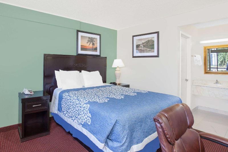 Queen Room - Accessible/Non-Smoking image 3
