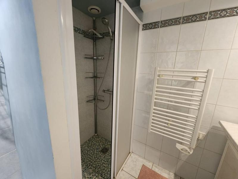 Villa patio proche plage avec piscine collective cour aménagée et parking privé - image 10
