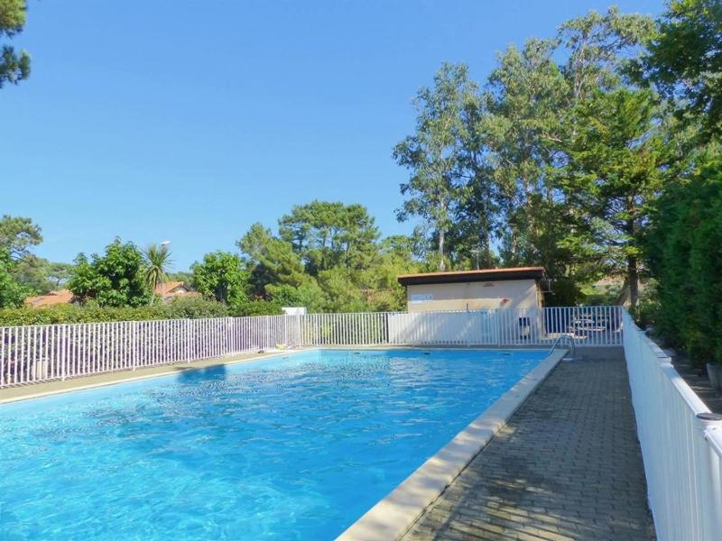 Villa patio proche plage avec piscine collective cour aménagée et parking privé - image 11