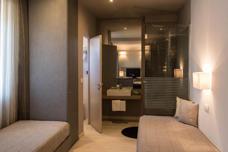 Quadruple Room with Balcony image 2