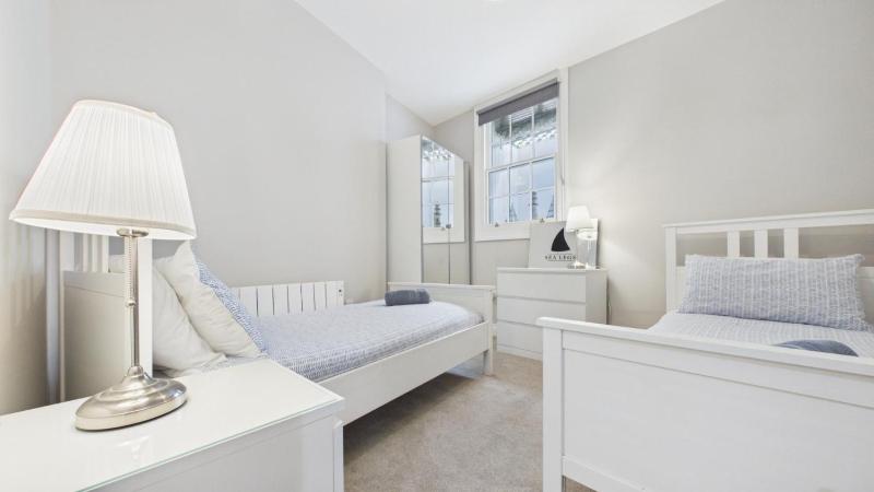 Sea Legs - 2 Bedroom Apartment - Tenby - image 2