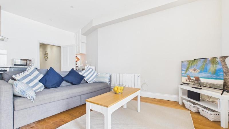 Sea Legs - 2 Bedroom Apartment - Tenby - image 13