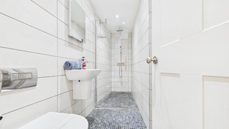 Sea Legs - 2 Bedroom Apartment - Tenby - image 9