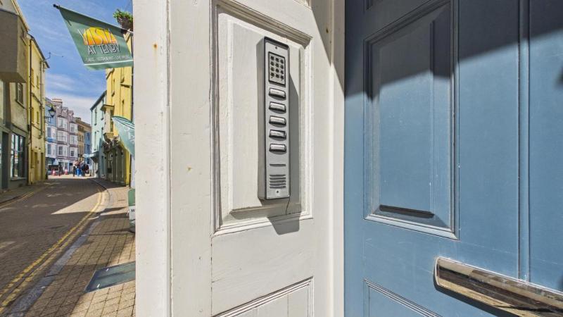 Sea Legs - 2 Bedroom Apartment - Tenby - image 3