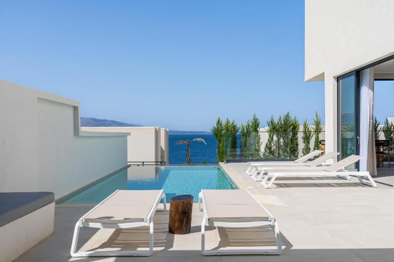 Mediterranean Waterfront Villa - image 8