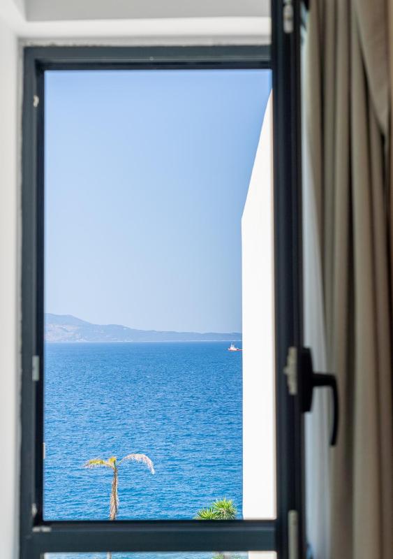 Mediterranean Waterfront Villa - image 7
