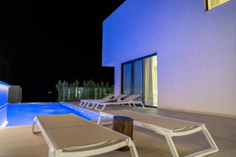 Mediterranean Waterfront Villa - image 9
