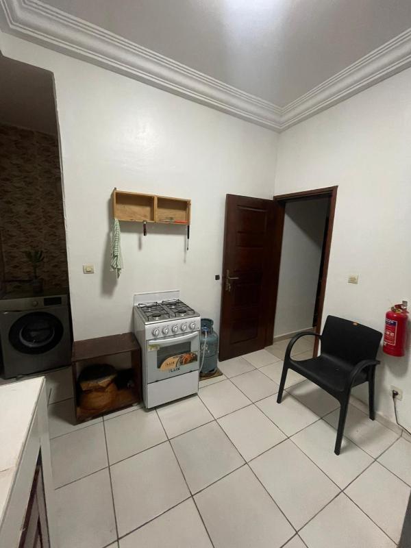 Élégant appartement à Cocody avec terrasse et bureau - image 12