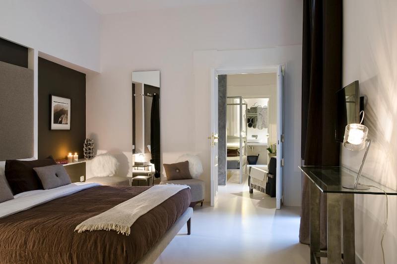 King Suite with Balcony image 2