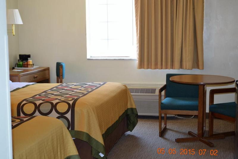 Basic Double Room image 4